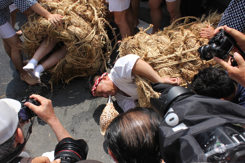 「40年間雨が降っていない」 男たちがぐるぐる巻きにされる大田区の奇祭「水止祭」の画像1