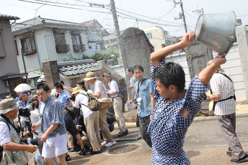 「40年間雨が降っていない」 男たちがぐるぐる巻きにされる大田区の奇祭「水止祭」の画像5