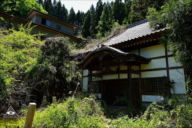 廃墟となった茨城県「詐欺寺」内部に潜入 ― 億を超える預金通帳、僧侶の頭部ケア用品…カオスな光景！の画像1