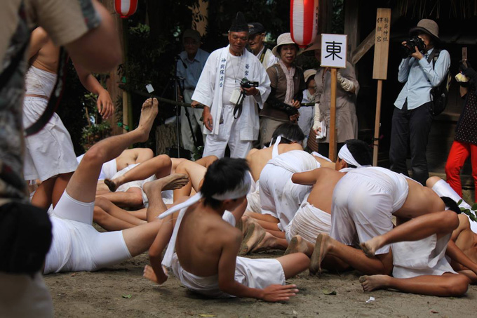 【奇祭】半裸の20人が一斉にずっこける!!　「神ころばしと七十五膳」の画像7