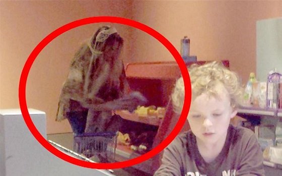 【保存版】信憑性が認められた世界最恐の心霊写真10選！ 寄り添う霊、自殺した母、死んだはずの男… 思わず背筋が寒くなる！の画像10