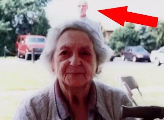 【保存版】信憑性が認められた世界最恐の心霊写真10選！ 寄り添う霊、自殺した母、死んだはずの男… 思わず背筋が寒くなる！の画像5