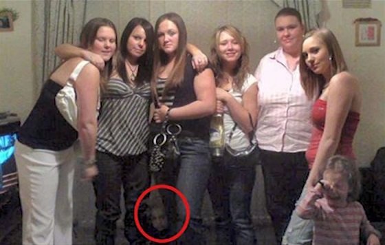 【保存版】信憑性が認められた世界最恐の心霊写真10選！ 寄り添う霊、自殺した母、死んだはずの男… 思わず背筋が寒くなる！の画像8