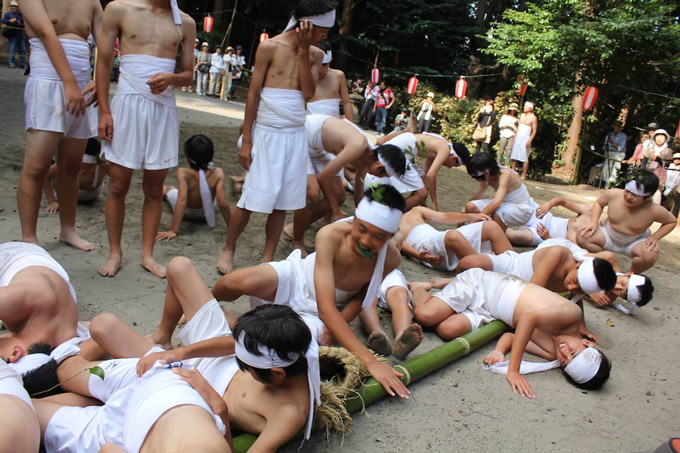 【奇祭】半裸の20人が一斉にずっこける!!　「神ころばしと七十五膳」の画像8