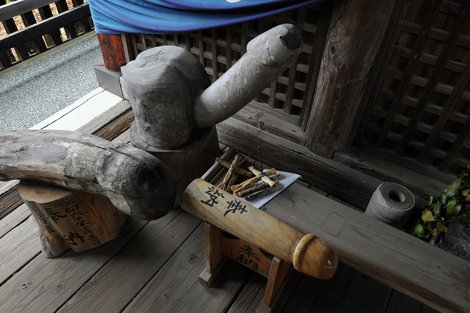 「もう2度行きたくない」釘付けの男根が祀られた異形の神殿！ カリ首、尿道にもびっしり…一体何の呪いか？＝熊本・弓削神社の画像2