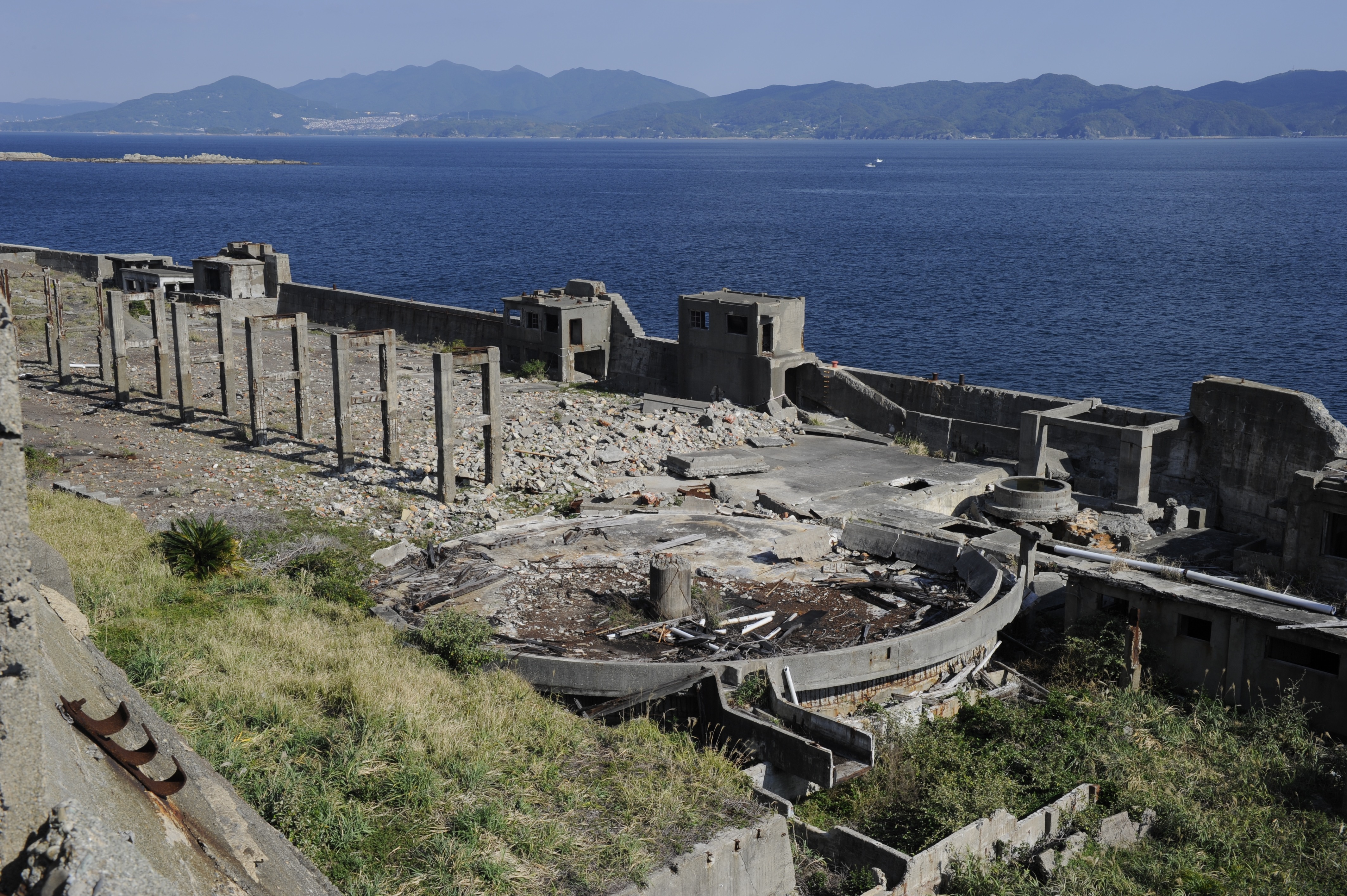 軍艦島に残された炭鉱の遺構 ー　秘境写真家、国内最古のコンクリート建築30号棟に迫るの画像3