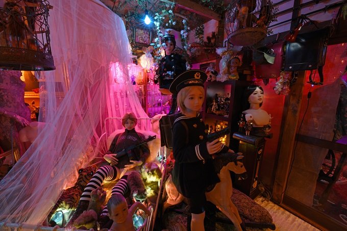 「全ての始まりは17年前のマネキン」大量のラブドールが佇む狂った楽園「八潮秘宝館」の館長を取材！の画像4
