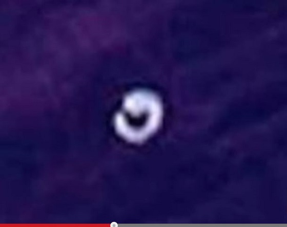 アポロ7号が撮影した公式画像に「謎の輪」か？  47年前に撮影されたUFOとは？の画像1