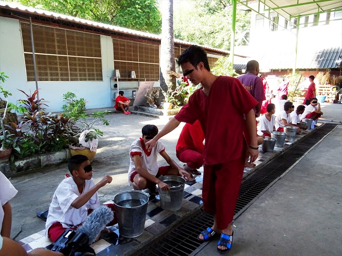 麻薬中毒者がタイ全土から集まる寺院に潜入取材！ ゲーゲー吐かせて浄化するまで全公開！の画像4