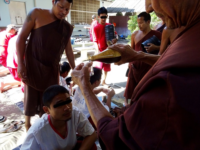 麻薬中毒者がタイ全土から集まる寺院に潜入取材！ ゲーゲー吐かせて浄化するまで全公開！の画像6