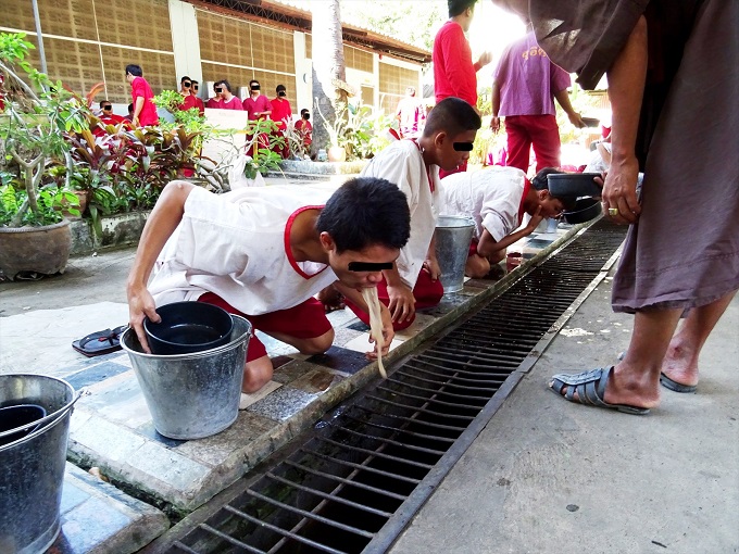 麻薬中毒者がタイ全土から集まる寺院に潜入取材！ ゲーゲー吐かせて浄化するまで全公開！の画像7