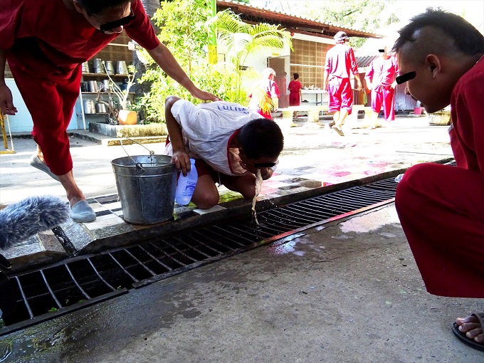 麻薬中毒者がタイ全土から集まる寺院に潜入取材！ ゲーゲー吐かせて浄化するまで全公開！の画像8