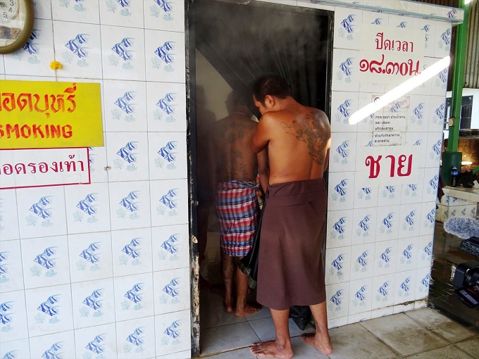 麻薬中毒者がタイ全土から集まる寺院に潜入取材！ ゲーゲー吐かせて浄化するまで全公開！の画像17