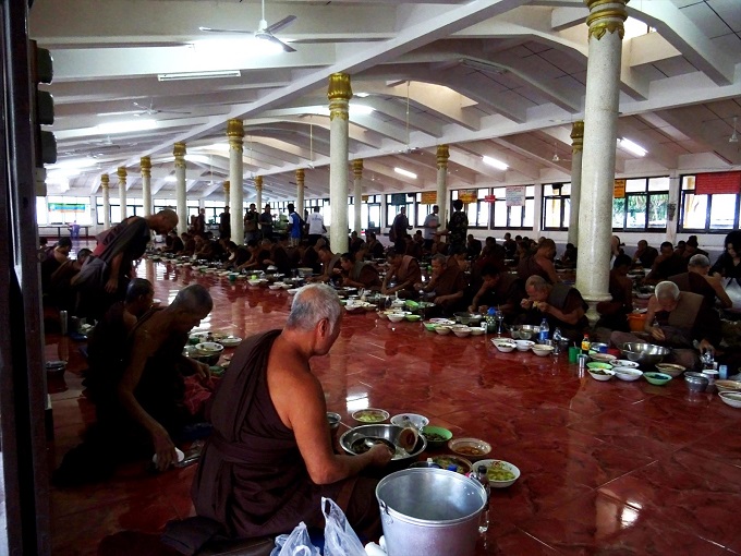 麻薬中毒者がタイ全土から集まる寺院に潜入取材！ ゲーゲー吐かせて浄化するまで全公開！の画像12