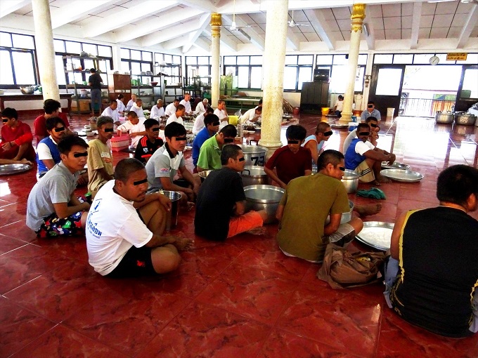 麻薬中毒者がタイ全土から集まる寺院に潜入取材！ ゲーゲー吐かせて浄化するまで全公開！の画像22