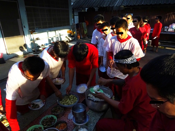 麻薬中毒者がタイ全土から集まる寺院に潜入取材！ ゲーゲー吐かせて浄化するまで全公開！の画像19