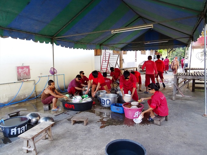 麻薬中毒者がタイ全土から集まる寺院に潜入取材！ ゲーゲー吐かせて浄化するまで全公開！の画像20