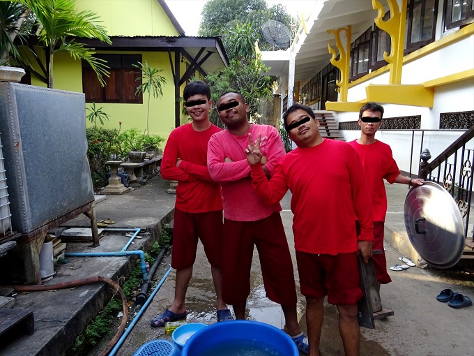 麻薬中毒者がタイ全土から集まる寺院に潜入取材！ ゲーゲー吐かせて浄化するまで全公開！の画像11