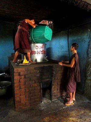 麻薬中毒者がタイ全土から集まる寺院に潜入取材！ ゲーゲー吐かせて浄化するまで全公開！の画像3