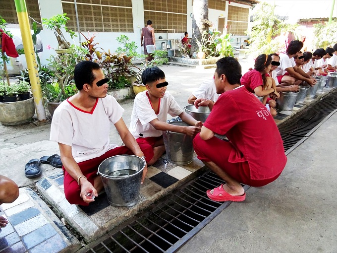 麻薬中毒者がタイ全土から集まる寺院に潜入取材！ ゲーゲー吐かせて浄化するまで全公開！の画像9