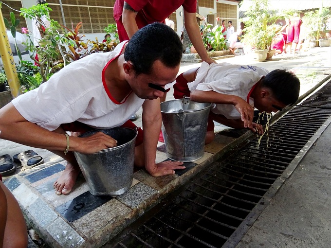 麻薬中毒者がタイ全土から集まる寺院に潜入取材！ ゲーゲー吐かせて浄化するまで全公開！の画像10