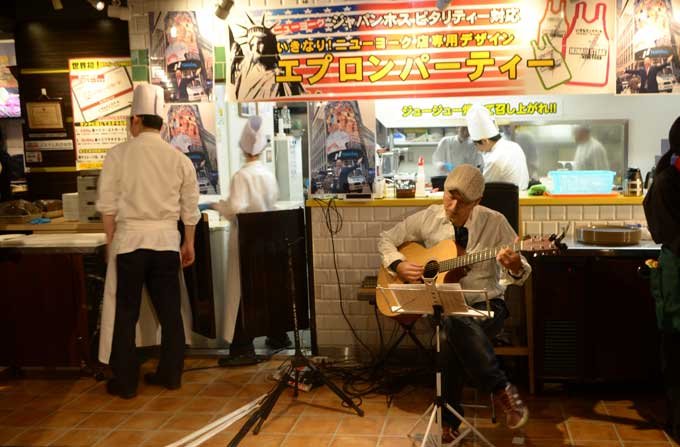 「いきなり！ステーキ」の使い捨て紙エプロンがNYで大流行！ 「売ってほしい」「3ドル払う」ニューヨーカーが懇願する理由とは？の画像7