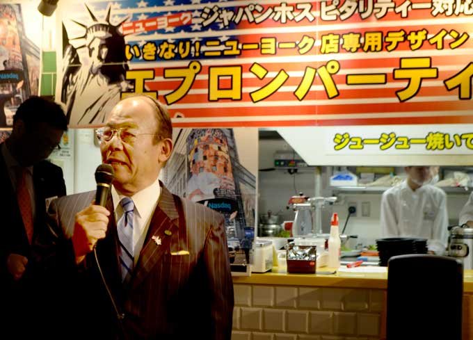 「いきなり！ステーキ」の使い捨て紙エプロンがNYで大流行！ 「売ってほしい」「3ドル払う」ニューヨーカーが懇願する理由とは？の画像4