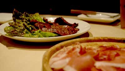 「いきなり！ステーキ」の使い捨て紙エプロンがNYで大流行！ 「売ってほしい」「3ドル払う」ニューヨーカーが懇願する理由とは？の画像8