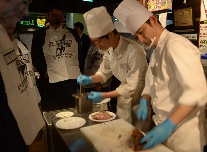 「いきなり！ステーキ」の使い捨て紙エプロンがNYで大流行！ 「売ってほしい」「3ドル払う」ニューヨーカーが懇願する理由とは？の画像12