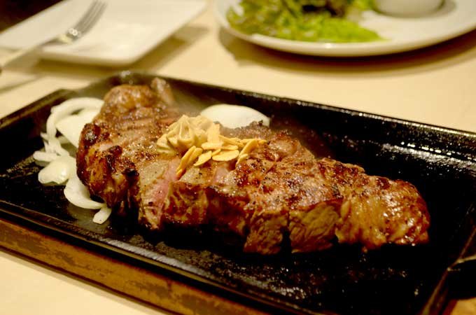 「いきなり！ステーキ」の使い捨て紙エプロンがNYで大流行！ 「売ってほしい」「3ドル払う」ニューヨーカーが懇願する理由とは？の画像13