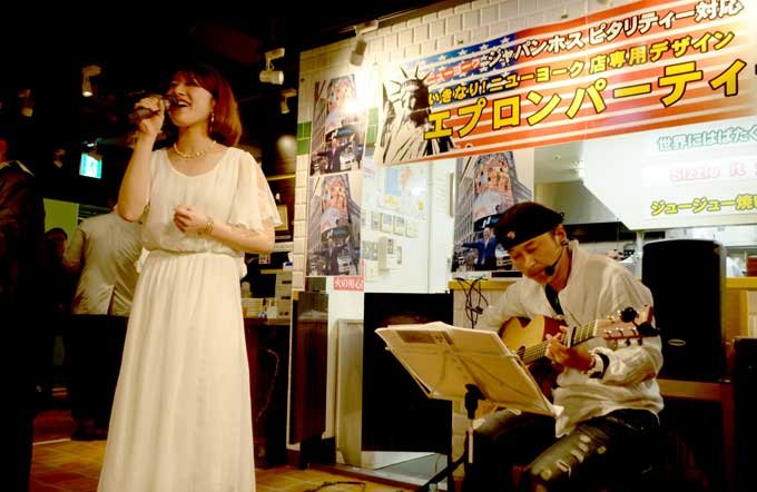 「いきなり！ステーキ」の使い捨て紙エプロンがNYで大流行！ 「売ってほしい」「3ドル払う」ニューヨーカーが懇願する理由とは？の画像18