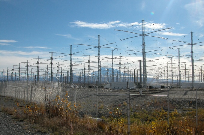 気象兵器「HAARP」が嵐を呼んだ？夕空をまさぐるように暴れる光の柱!!＝米国の画像1