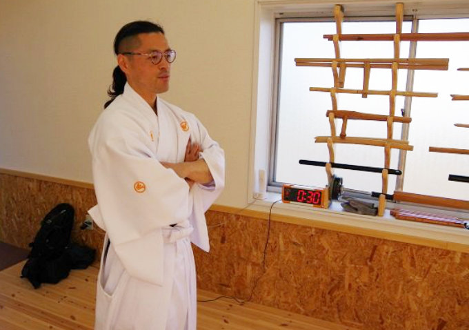 日本唯一の「現代に生きるサムライ」！ 阿部一刀斎師範インタビュー「瞑想では、10分ほどで完全な無音に」の画像1