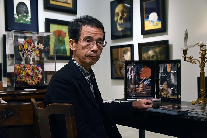 推理作家・折原一の骸骨だらけの仕事部屋を完全再現！ 暗黒画家・石田黙の正体も判明 『メメント・モリ』展がヤバいの画像1