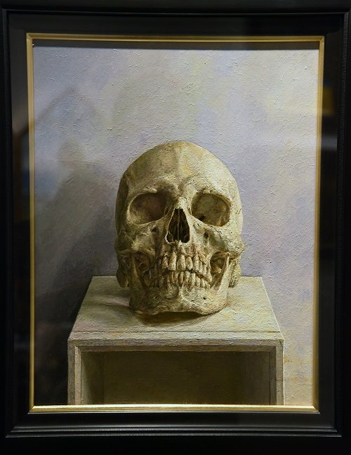 推理作家・折原一の骸骨だらけの仕事部屋を完全再現! 暗黒画家・石田黙の正体も判明 『メメント・モリ』展がヤバいの画像8