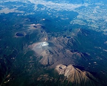 【警戒】新燃岳噴火→数カ月以内に巨大地震や富士山噴火の法則? 11のデータが表す“恐怖の連鎖”、3.11とも一致の画像1の画像2