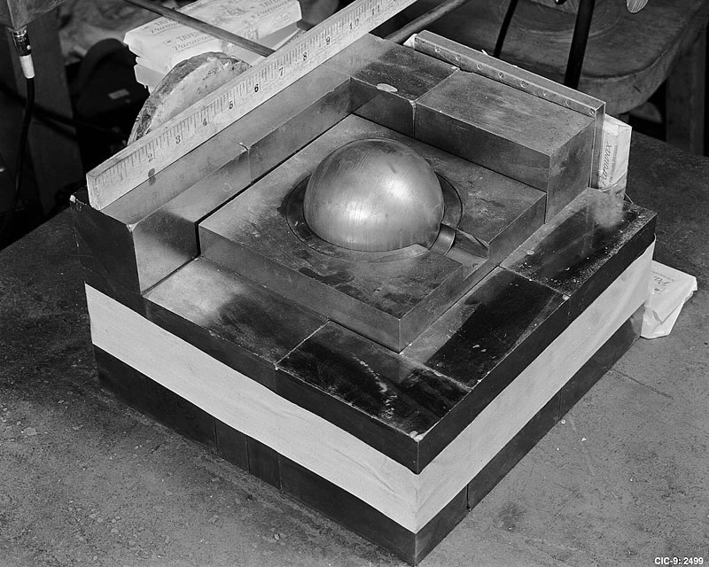 【臨界事故ミステリー】悪魔の球体デーモン・コアの目覚め ― 1人の学者がプルトニウム塊にブロックを積んだその時…の画像1
