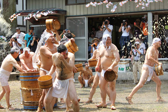 【動画・写真】奥秩父の奇祭「甘酒こぼし」 ― 裸の漢たちが200リットルの甘酒をぶっかけ合うカオスの画像8