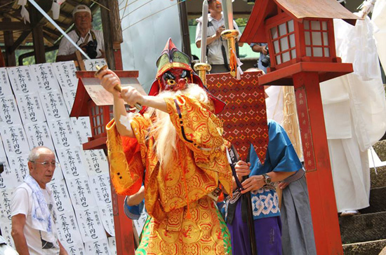 【動画・写真】奥秩父の奇祭「甘酒こぼし」 ― 裸の漢たちが200リットルの甘酒をぶっかけ合うカオスの画像4