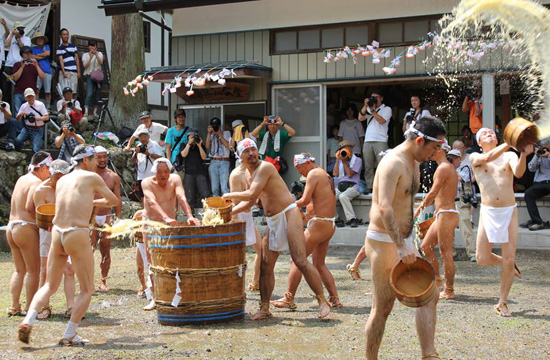 【動画・写真】奥秩父の奇祭「甘酒こぼし」 ― 裸の漢たちが200リットルの甘酒をぶっかけ合うカオスの画像5