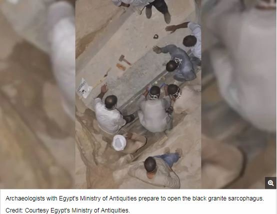 開封された古代エジプト「黒い石棺」が謎すぎて眠れなくなるレベル！ 3体の小さな遺骨、汚水、呪い… ミステリーまとめの画像2