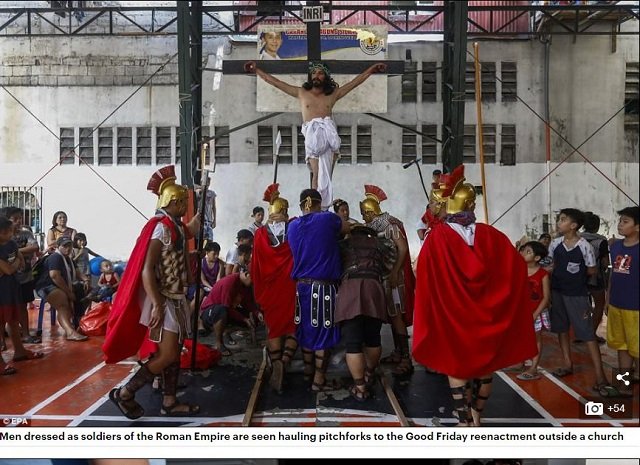 【閲覧注意】キリストの処刑を完全再現する血みどろイースター祭り！ 釘で手足を打ち抜き、皮膚が裂けるまでムチ打ち!!＝フィリピンの画像7