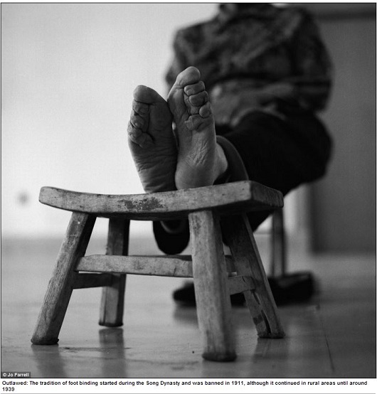 変形したつま先、折り畳まれた指…中国最後の纏足女性が写真集にの画像2