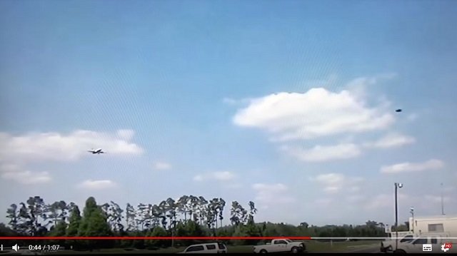 雲を突き破るマッハUFOが旅客機とニアミス！ 前代未聞「断続的ワープ飛行」に騒然！の画像1
