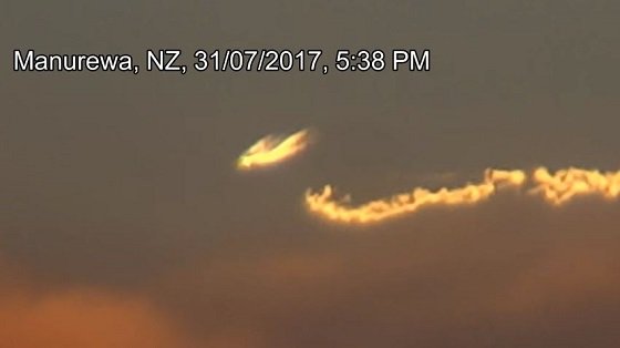 燃えながら落下するUFOが「脱出ポッド」を発射する決定的瞬間！ 夕空をのたうち回る謎の物体に世界が戦慄！＝NZの画像1