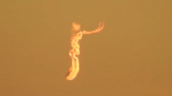 燃えながら落下するUFOが「脱出ポッド」を発射する決定的瞬間！ 夕空をのたうち回る謎の物体に世界が戦慄！＝NZの画像2