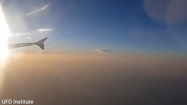 飛行機の乗客が「100％ホンモノ」の超巨大雲擬態UFOを激撮！ 専門家による画像分析で完全確定、直径1.6kmの母艦か!?の画像1