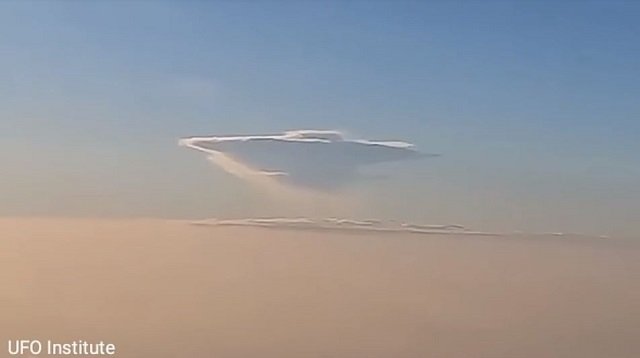 飛行機の乗客が「100％ホンモノ」の超巨大雲擬態UFOを激撮！ 専門家による画像分析で完全確定、直径1.6kmの母艦か!?の画像2
