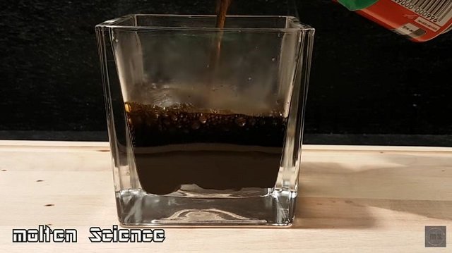 コーラと「胃液」を混ぜるとどうなる？ 真っ黒な塊が暴れまくる実験動画が話題、果たして…の画像1