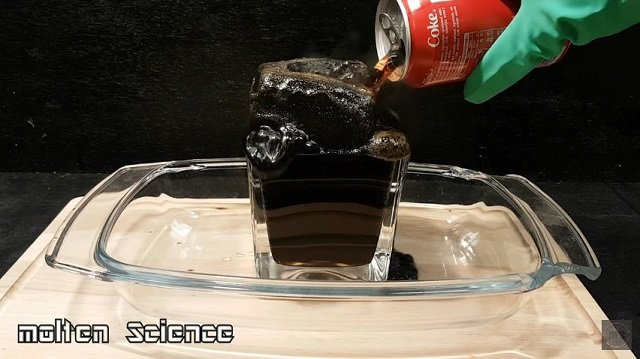 コーラと「胃液」を混ぜるとどうなる？ 真っ黒な塊が暴れまくる実験動画が話題、果たして…の画像2